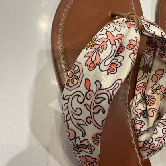 Tory Burch Carson flat thong sandal - printed satin in hicks garden color - Picture 2 of 11